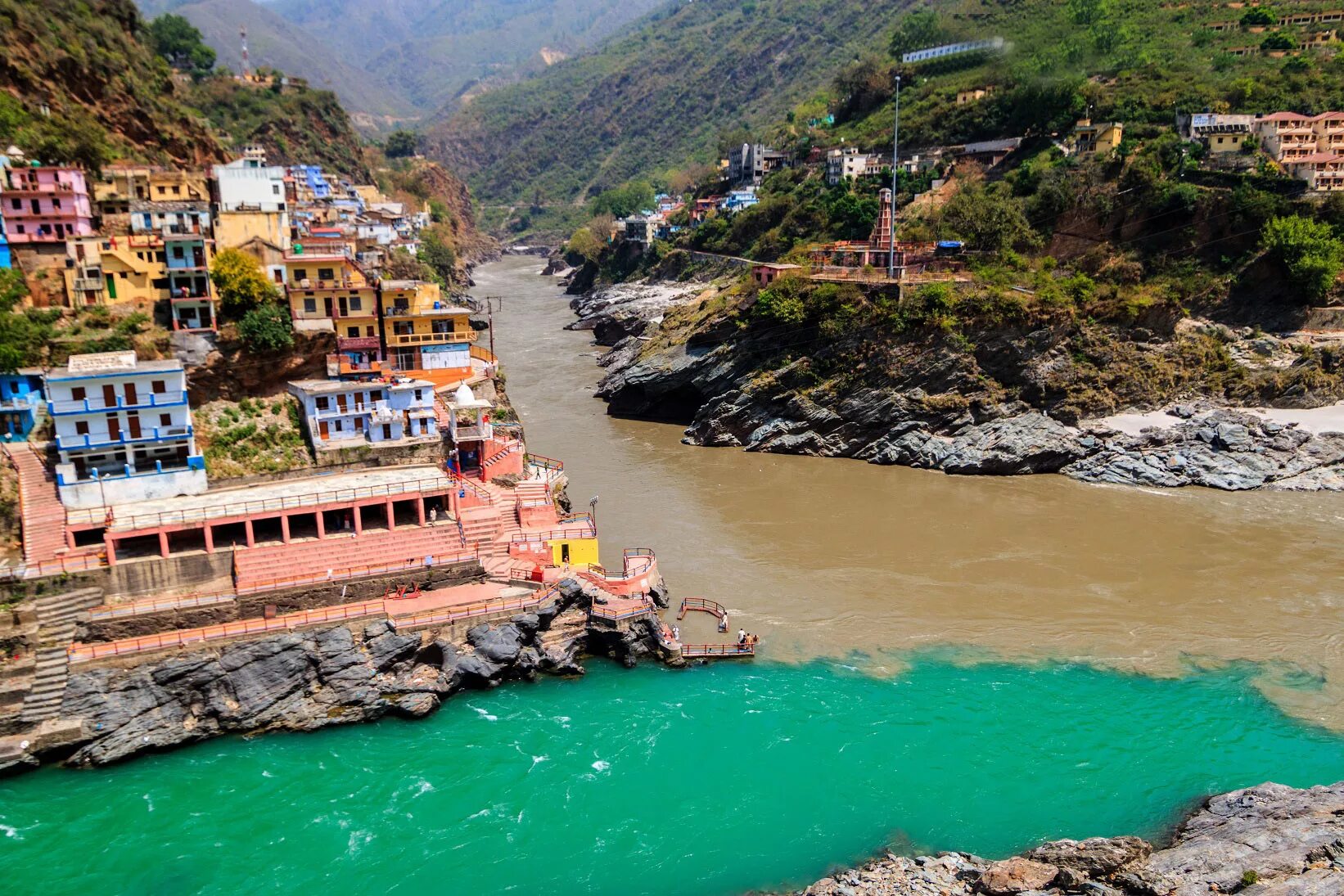 Реки берущие начало в гималаях. Слияние рек Alaknanda и Bhagirathi в Индии. Девпраяг Гималаи. Девпраяг Индия. Uttarakhand Индия.