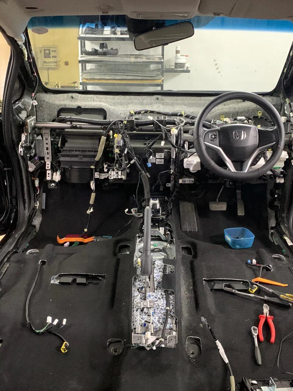 Полная шумоизоляция+торпеда+сигналка s96 - Honda Fit (3G), 1,5 л, 2016 года авто