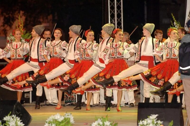 Молдовеняска. Молдовеняска молдавский народный танец. Танцы народов Молдавия. Молдавский танец Молдовеняска. Молдавский танец жок.