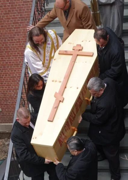 вынесли гроб. вынесли гроб. вынесли гроб. васильева в гробу. вынесли гроб.