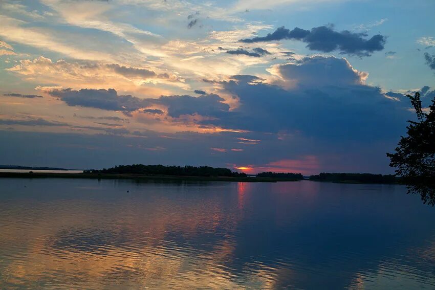 Волга вода россии. Волга вода. Природа Саратовского Поволжья. Природа Саратовской области фото. Чистая вода в Волге.