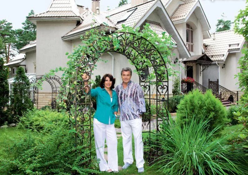 Дом льва лещенко фото. Особняк льва лещенко. Особняк льва лещенко в подмосковье. Дом льва лещенко в крекшино. Дом льва лещенко в подмосковье фото.