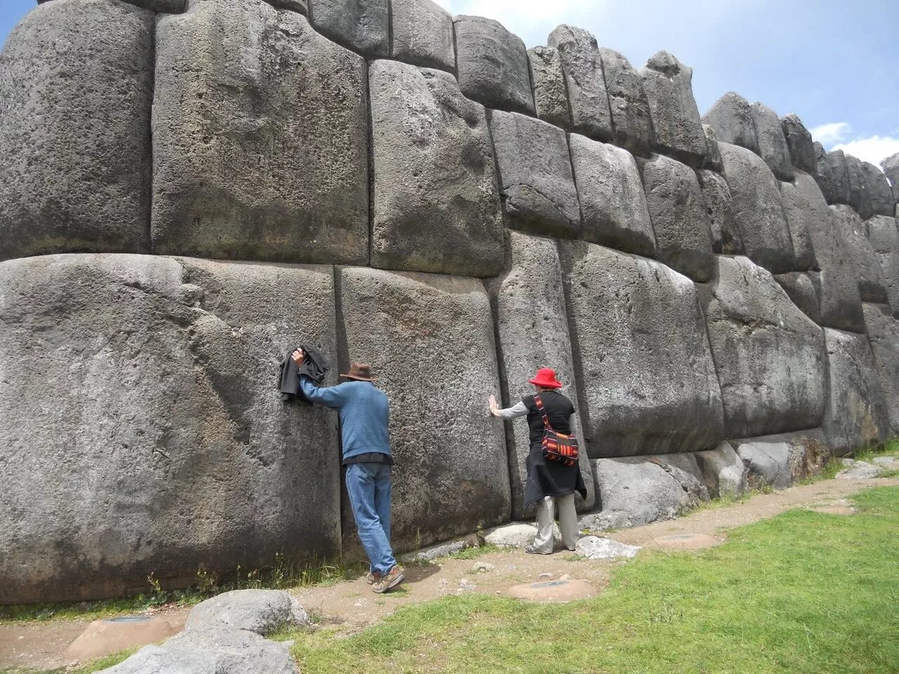 Они плотной стеной. Перу Саксайуаман мегалиты. Мачу Пикчу мегалиты. Полигональная кладка Перу Саксайуаман. Полигональная кладка в Перу.