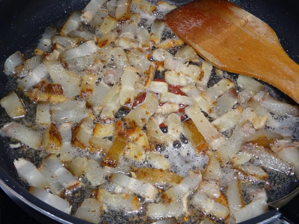 Сало шкварки. Вареники со шкварками. Лук со шкварками. Лук со шкварками. Шкварки из сала с луком и картошкой.