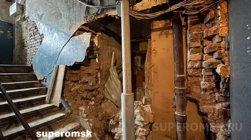 Стена воды обрушилась. Дом рушится. В Омске частично разрушился дом 2022. Омск 50 лет профсоюзов обрушение дома.