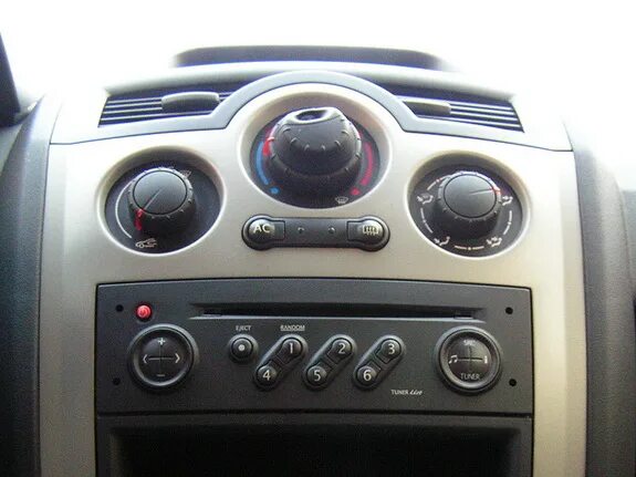 Доп мультимедиа рено меган 2. Меган 2 2006 центральный дисплей. Перенос часов рено меган 2. Климат рено меган 2. Панель оповещения рено меган 2.