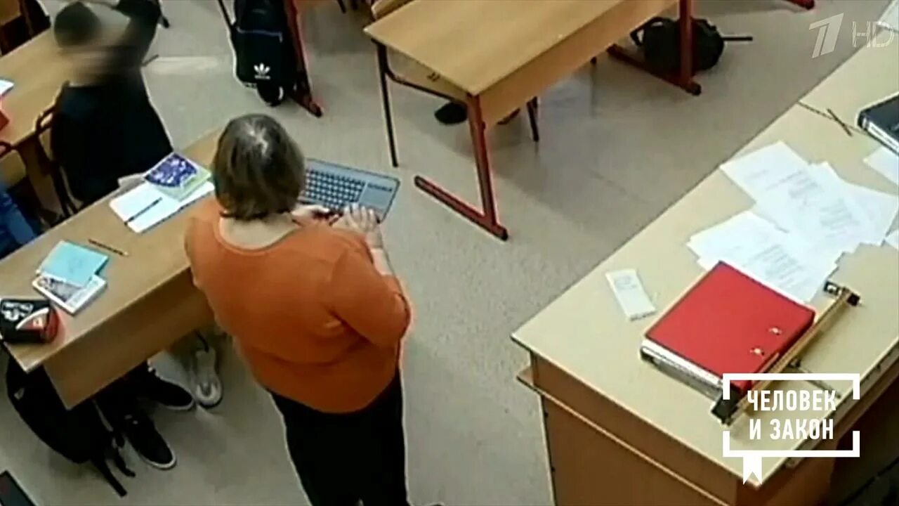 Ученик напавший на учительницу. Ученик ударил учителя. неадекватные ученики. учительница и школьник.
