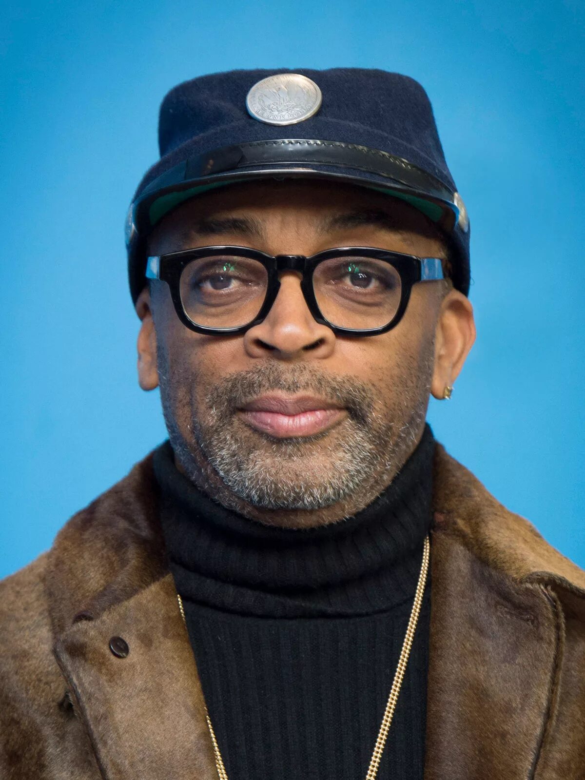 Спайк ли. Spike Lee. Режиссер Спайк ли. Американский Режиссёр Спайк ли. Режиссер в очках.