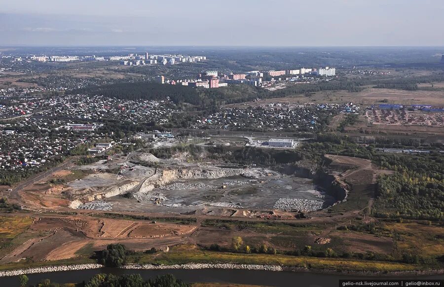карьер стрижи. крошащаяся скала. карьер борок новосибирск. карьер борок новосибирск. карьер борок щебень.