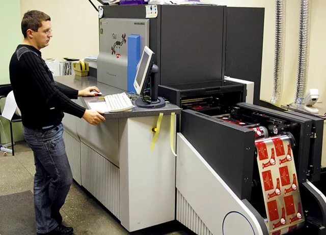 Печать в печатниках. Оборудование для типографии. Цифровые печатные машины для печати этикеток. Цифровые ролевые печатные машины.
