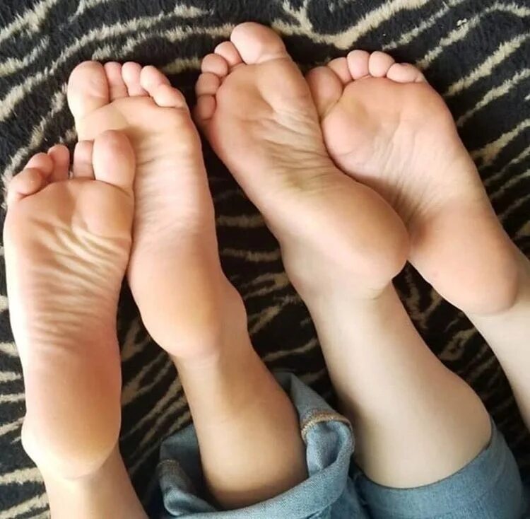 Женские стопы. Сочные пятки. Женские стопы домашнее. Ступни. Женский педикюр.