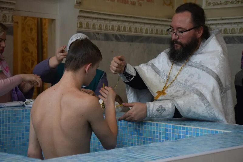Крещение детей в церкви. Крещение взрослого человека в церкви. Крещение взрослого человека в храме. Обряд крещения взрослого. Крещение женщины в церкви.