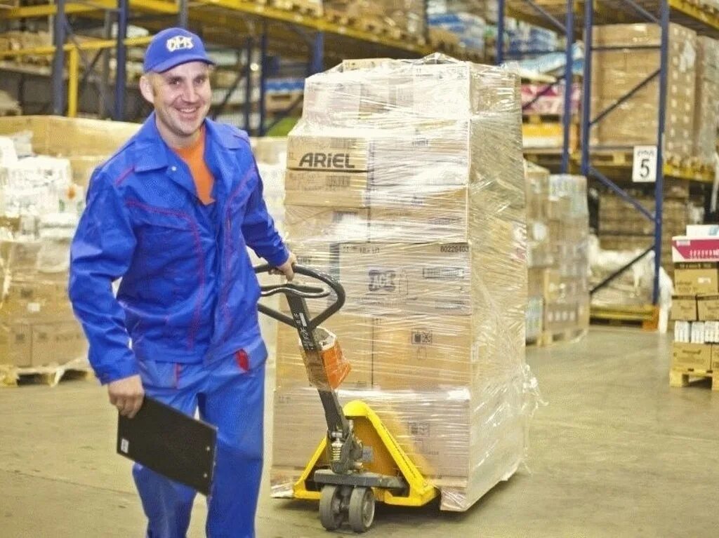 Грузчик. Кладовщик красноярск свежие. Кладовщик на складе. Рабочие улыбаются на складе. Кладовщик-комплектовщик.