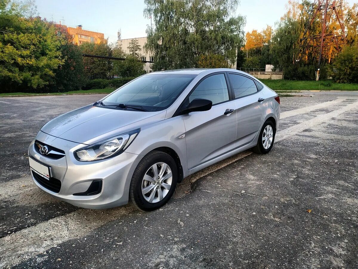 Hyundai Solaris 2013. Hyundai Solaris i 2013. Хендай Солярис 2013 года. Hyundai Solaris 2013 серебристый.