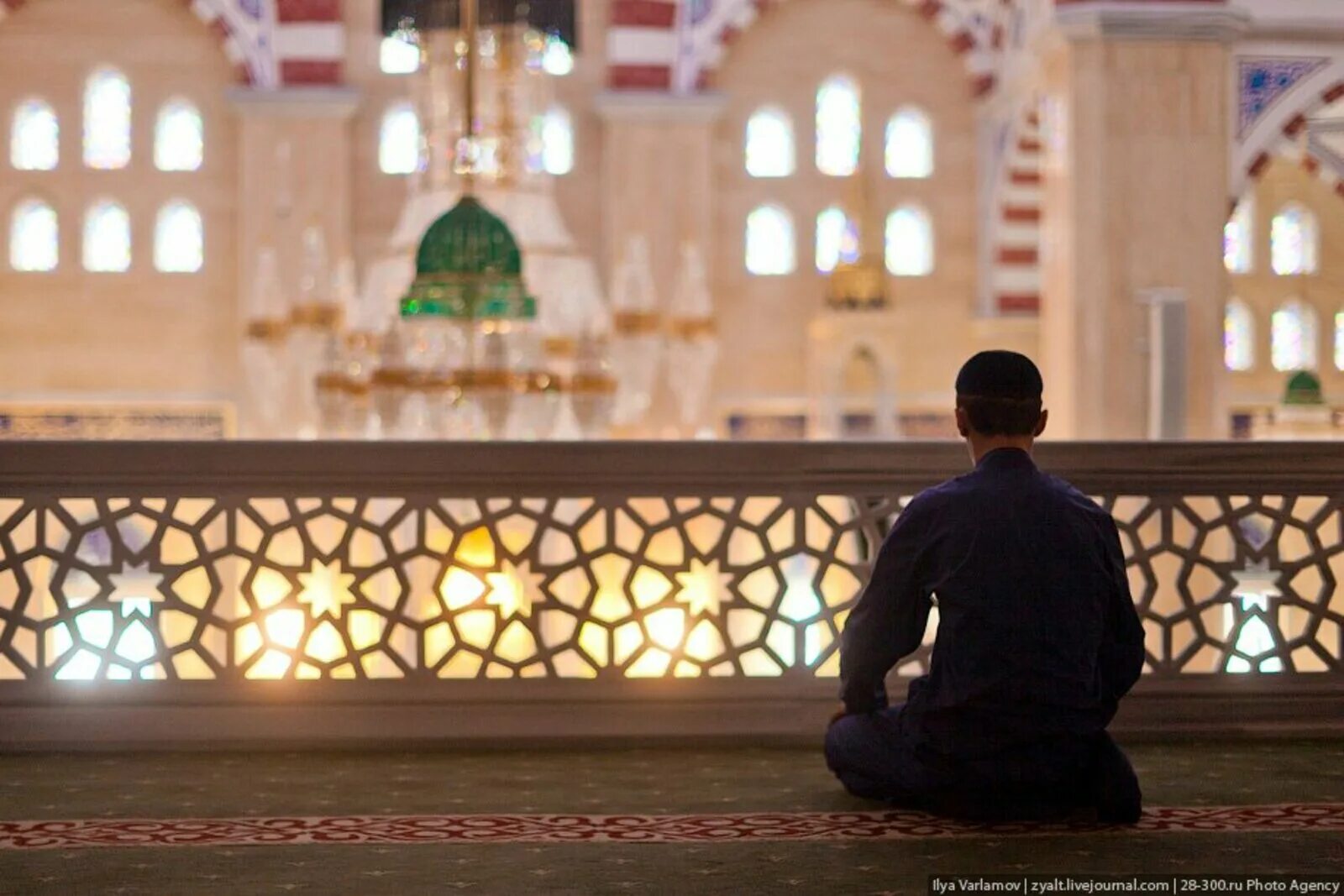 Курбан 2023. Люди в мечети. Молятся в мечети. Люди молятся в мечети. Ночная молитва мусульман