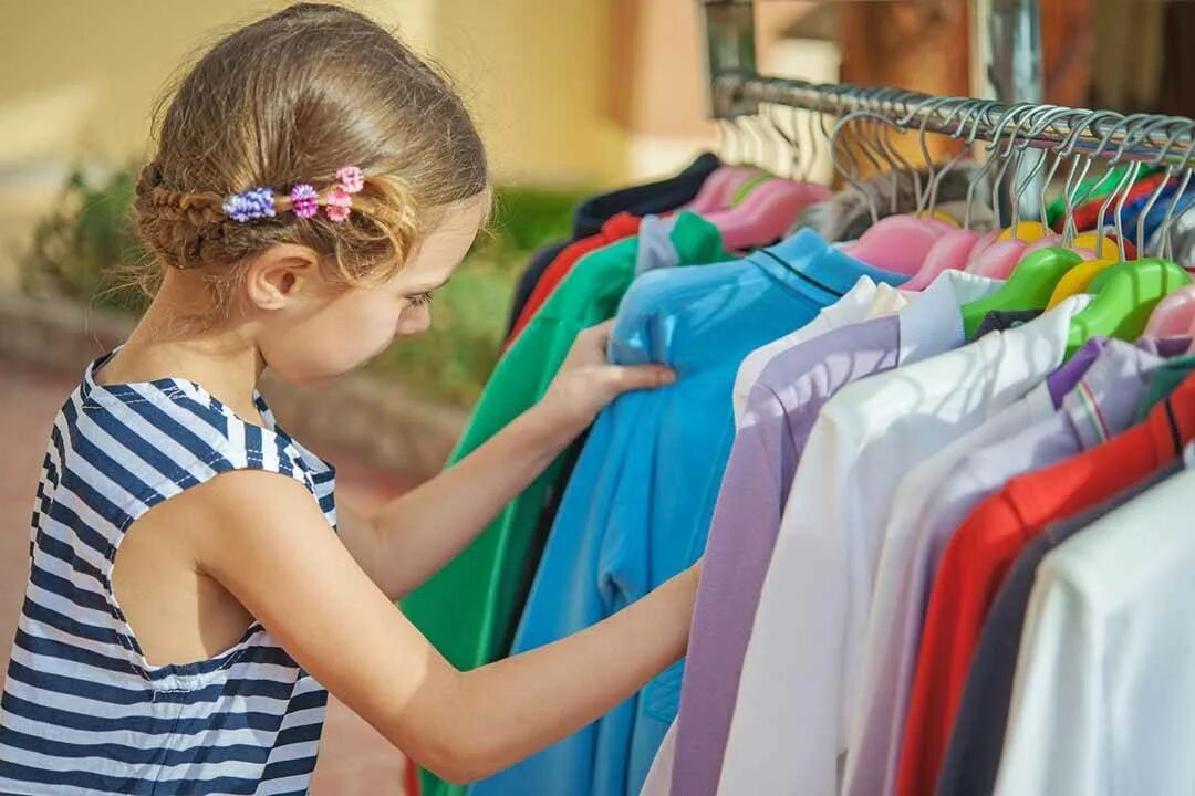 Как выбрать детскую одежду. Детская одежда. гардероб для детей. дети выбирают одежду. мама выбирает одежду ребенку.