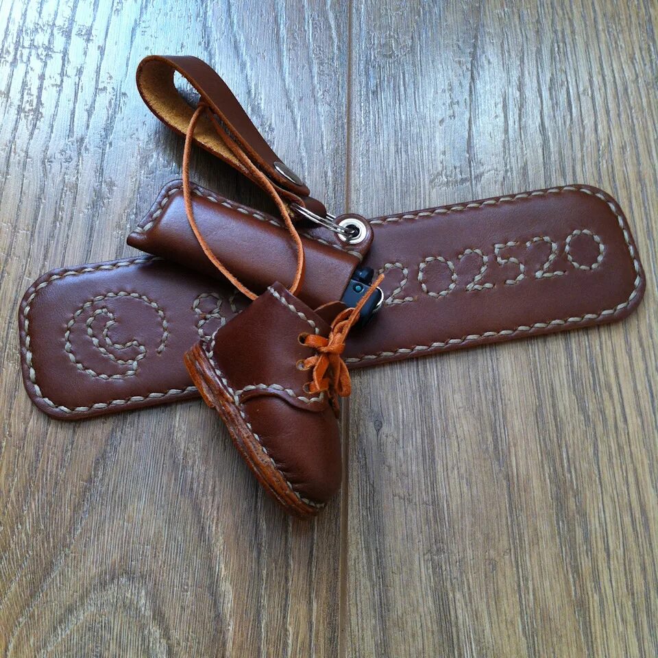 что кожаный делает. маленькие изделия из кожи. изделия из обрезков кожи. пэчворк из натуральной кожи. изделия из кожи.