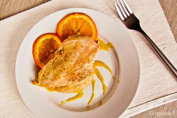 Куриная грудка с апельсинами. Рецепт грудка с апельсинами. Куриное филе с апельсинами. Куриная грудка с апельсинами. Порционный цыплёнок на праздничном столе.