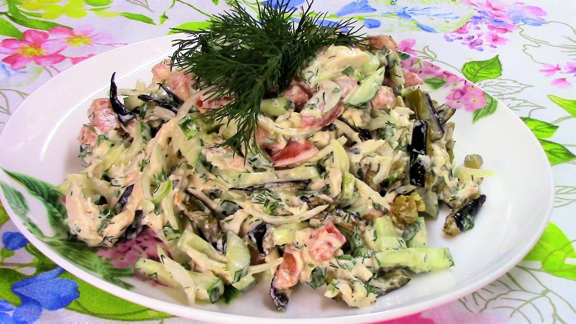 Салат курица баклажаны помидоры. Салат с баклажанами. салат с баклажанами и курицей. баклажановый салат. синенькие салат.