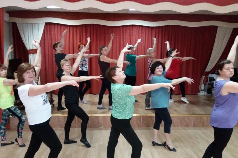 зумба для пожилых. занятия танцами 50. танцевальная аэробика для пожилых. латина аэробика. занятие танцами для начинающих взрослых.