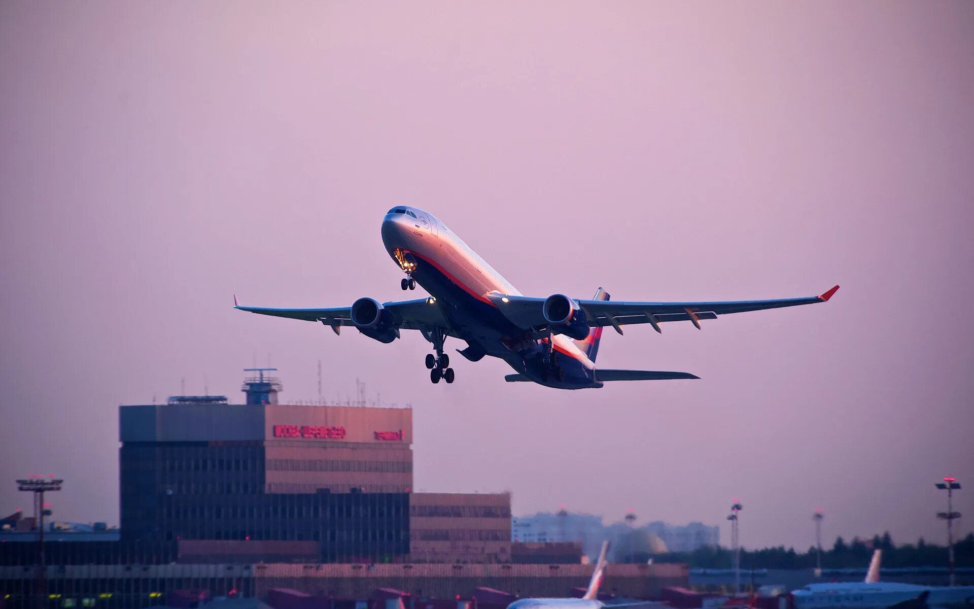 самолет на аэродроме.