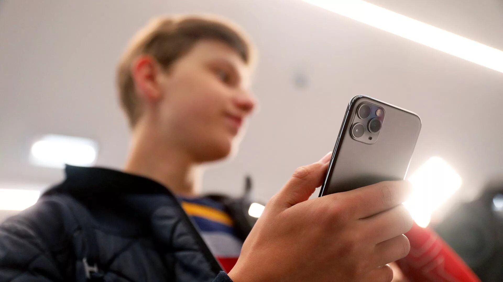 Говорящий человек айфон. Рука с телефоном у уха. Человек с айфоном. Человек с айфоном в руках. Женщина с телефоном iphone 14.