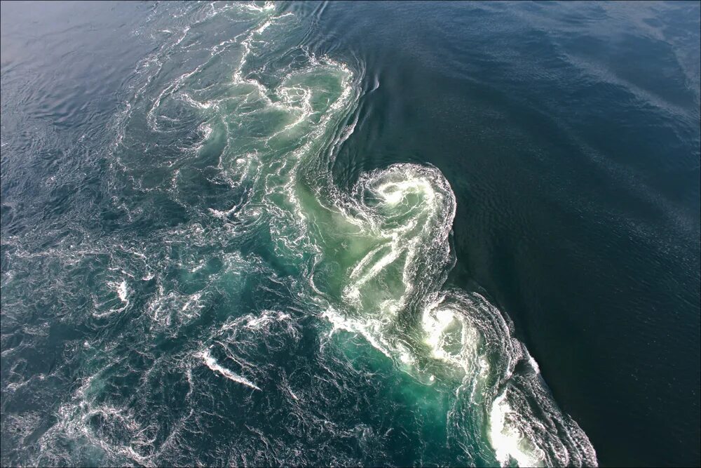 Течения в морях и океанах. Сальстраумен (Saltstraumen), Норвегия. Водоворот Сальстраумен. Норвегия водоворот Сальтстраумен. Течение Гольфстрим Норвегия.