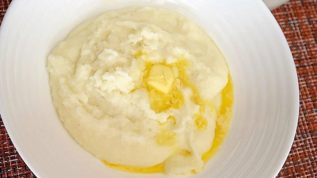 Комок манной каши. Манная каша. Каша с комочками. Манная каша. Манная каша.