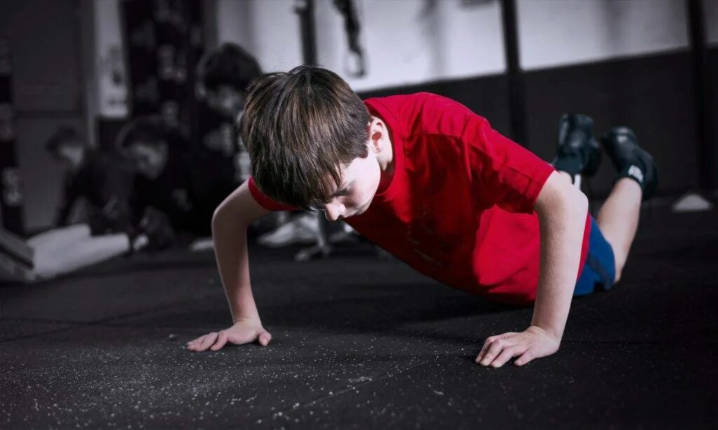 Тренировка в тренажерном зале. Девушка занимается в зале. Детский кроссфит. Спортивные девушки. Девушка тренируется в зале.