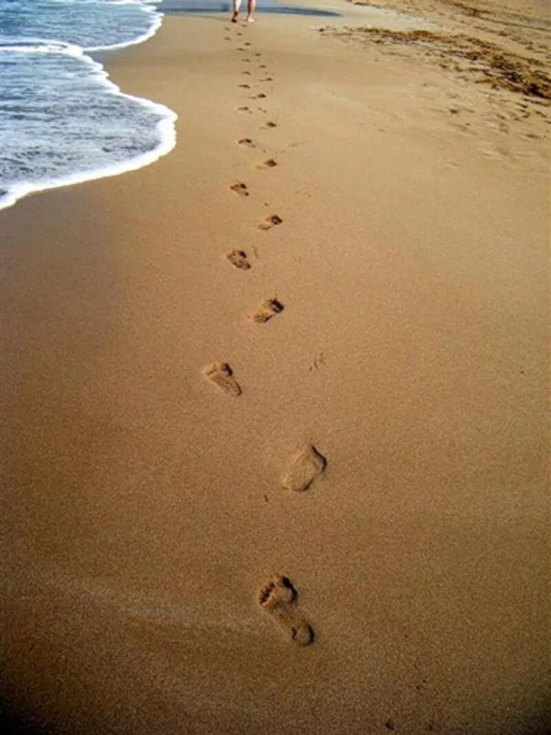 Следы на песке слушать. Следы на песке. Следы на песке у моря. Следы человека на песке. Следи человека на песке.