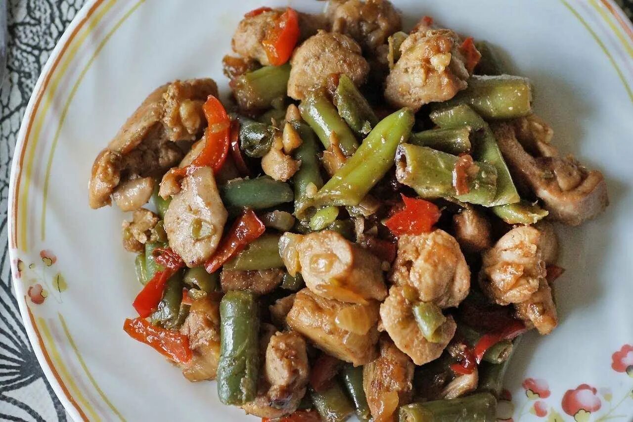 Фасоль с мясом и овощами рецепты. Курица со стручковой фасолью. соевое мясо с овощами. курица со стручковой фасолью и овощами. овощи в соевом соусе.