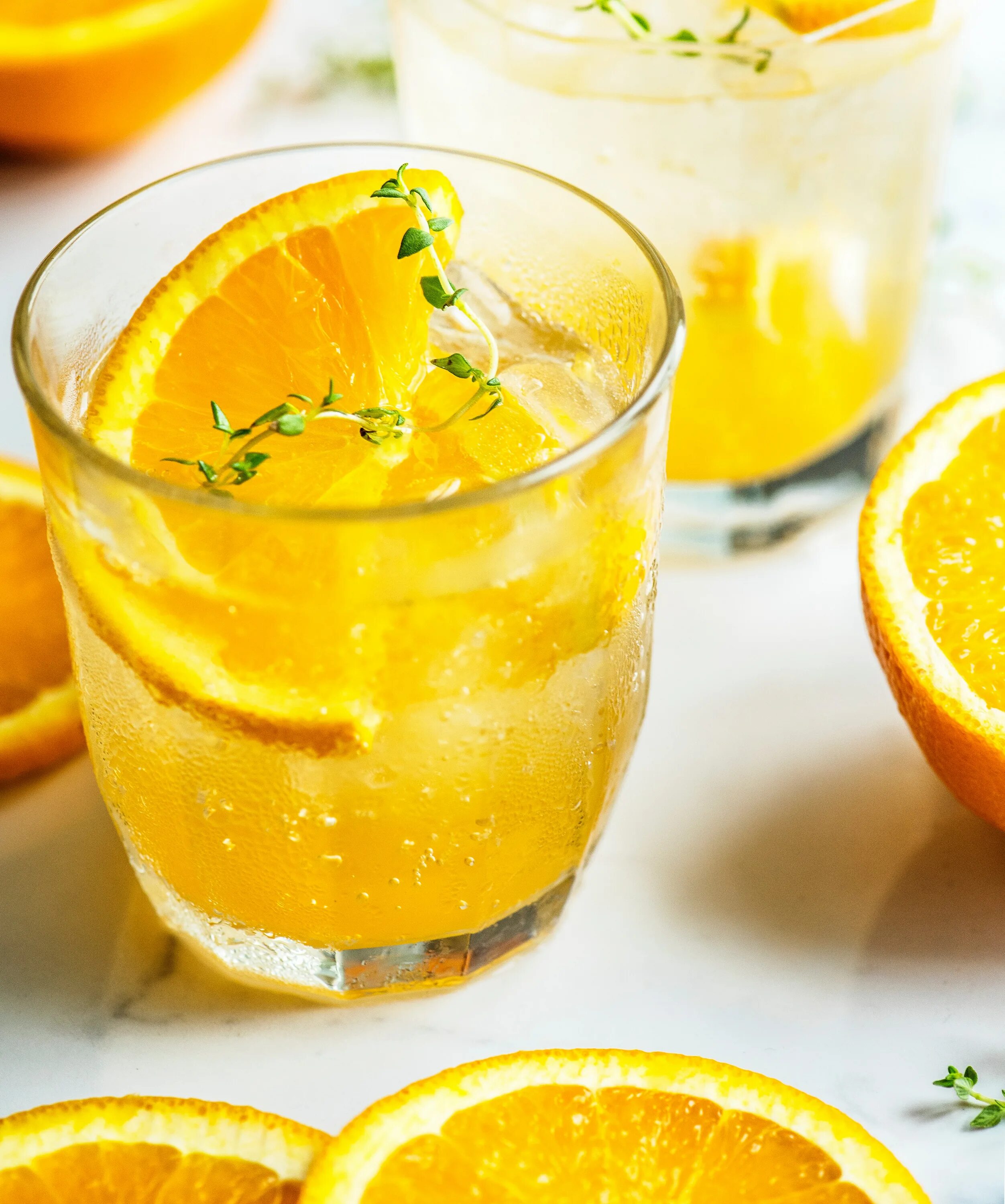 Сок из лимона в домашних условиях. Лимонад апельсин. Апельсиновый напиток. Апельсиновый лимонад. Коктейль с лимоном.