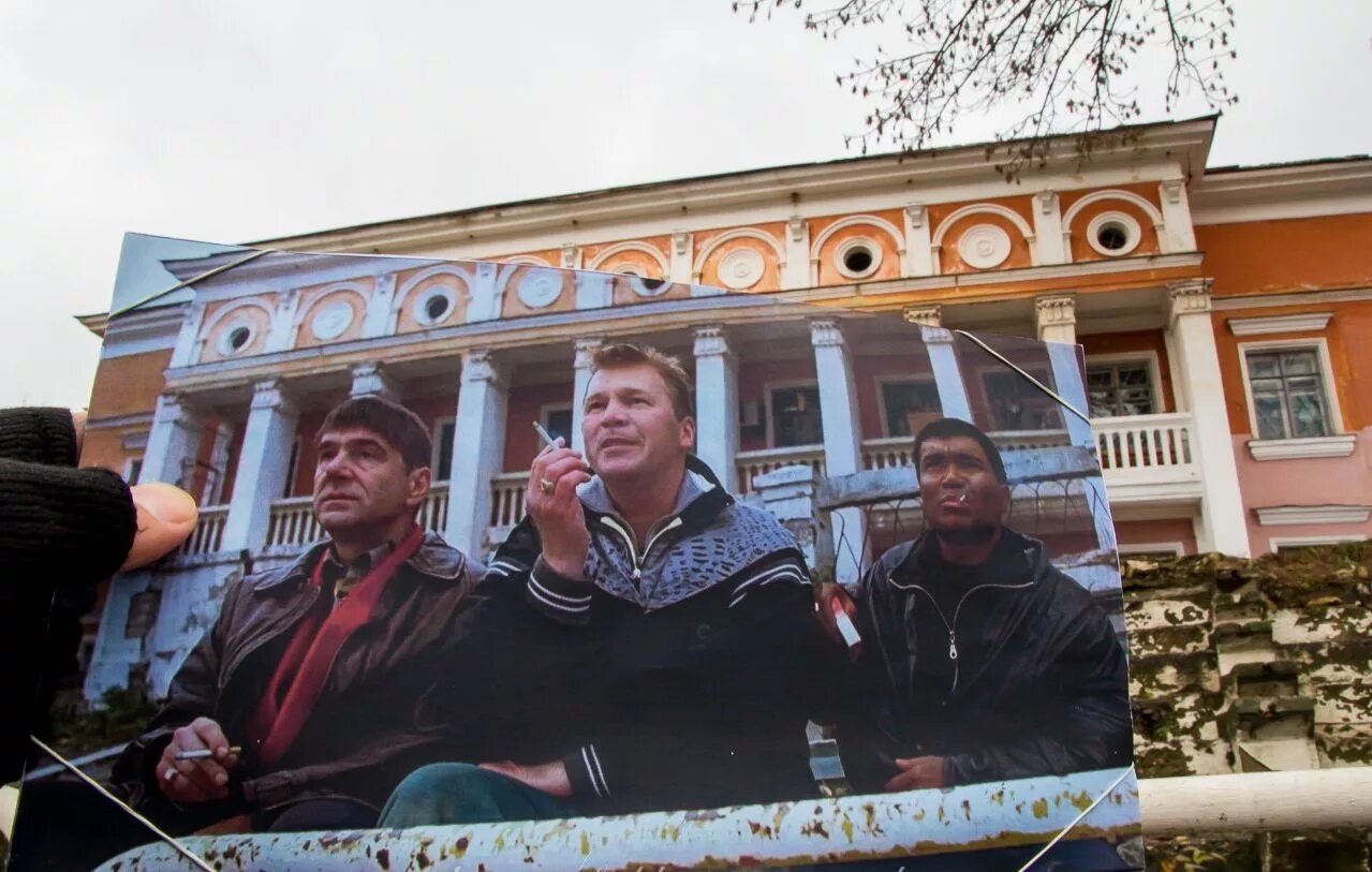В каком городе снимали жмурки. Стадион водник нижний новгород жмурки. жмурки кадры в нижнем новгороде. жмурки фильм стадион водник. фильм жмурки нижний новгород.