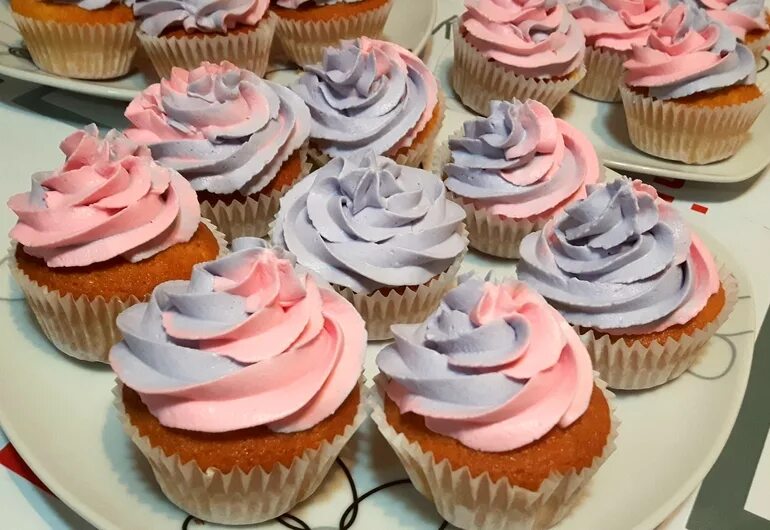 капкейки с белковым кремом. крем для капкейков. украшение капкейков кремом. крем чиз для капкейков. сколько крема на капкейки.