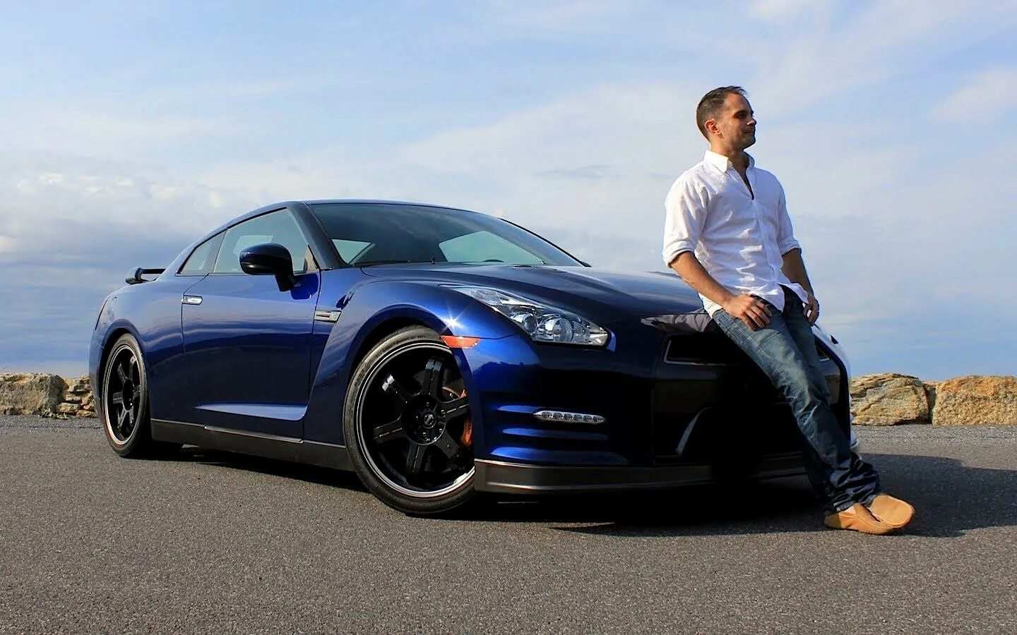 Nissan GTR r35 Black. Пол Уокер ГТР 35. Nissan GTR r35 Булкина. GTR r35 Paul Walker. Мужчина возле машины