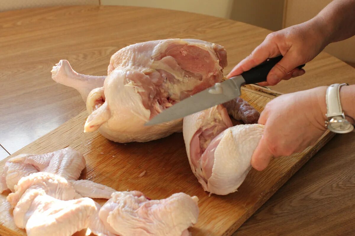 Полезное мясо кур. Тушка курицы потрошение. Потрошение домашней птицы. Кусок курицы.