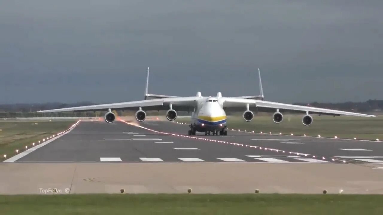 Самый большой самолет в мире ан-225 мрия. Ан-225 мрия. Ан-225 мрия. Картинка самый большой самолет. Ан-225 мрия.