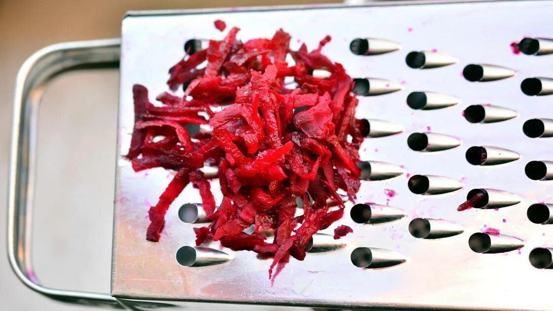 Крыса с морковкой. Можно ли йоркам свеклу. Можно крысам свеклу вареную. Щенки в свекле. Что можно кушать крысам домашним.