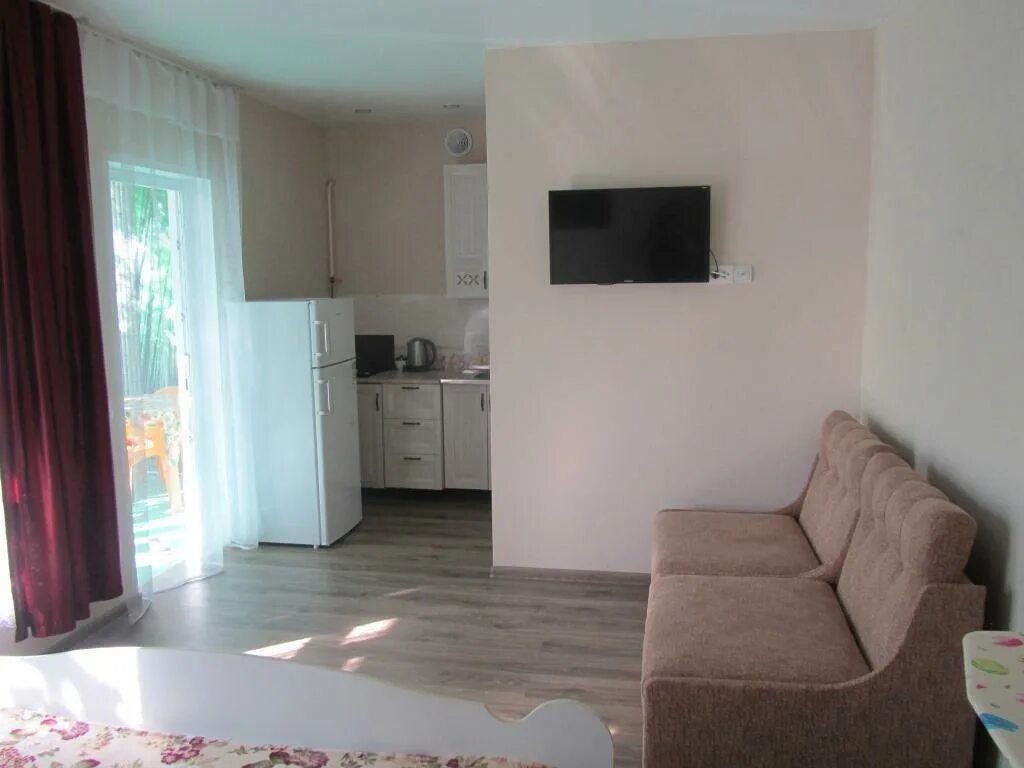 Посуточно в ейске у моря. Жилье а ейске посуточно у моря снять эконом. Улица таманская ейск. Гостиница у лукоморья ейск. Старый замок ейск гостиница.