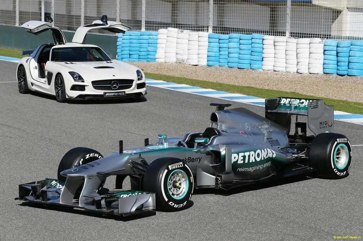 Формула 1 13. Mercedes w01 f1. Mercedes AMG f1. Mercedes AMG Petronas f1. Mercedes AMG f1 w05.