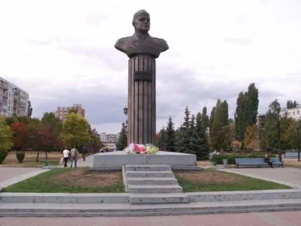 На какой реке стоит старый оскол город. Памятник жукову старый оскол. памятник георгию жукову старый оскол.