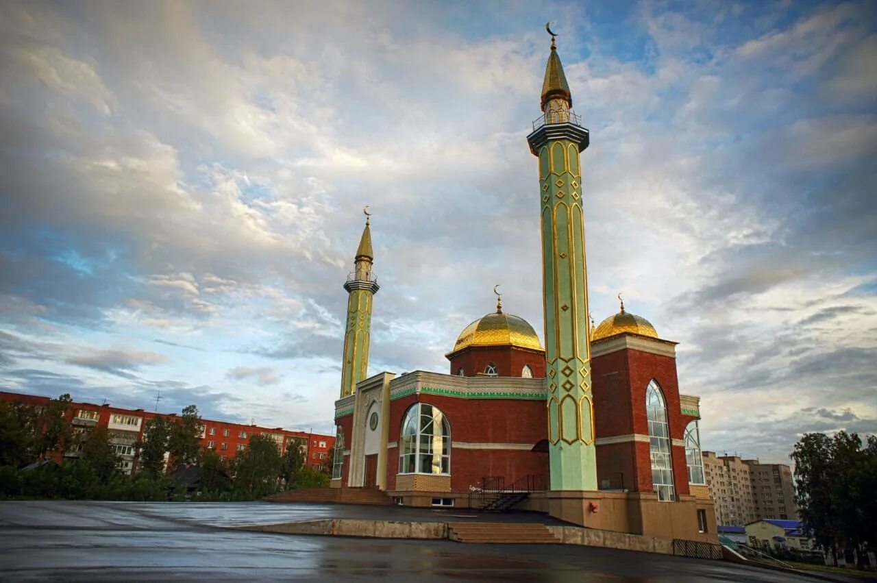 Ураза ижевск. Центральная мечеть Ижевск. Мечеть Иман Нуры Ижевск. Ижевская Соборная мечеть Ижевск.