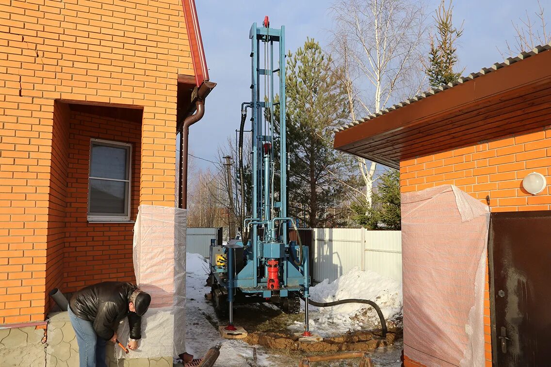 Малое бурение скважин. Буровой станок мгбу. Малогабаритная буровая аквабур. Бурение скважин на воду. Бурение скважин на воду.