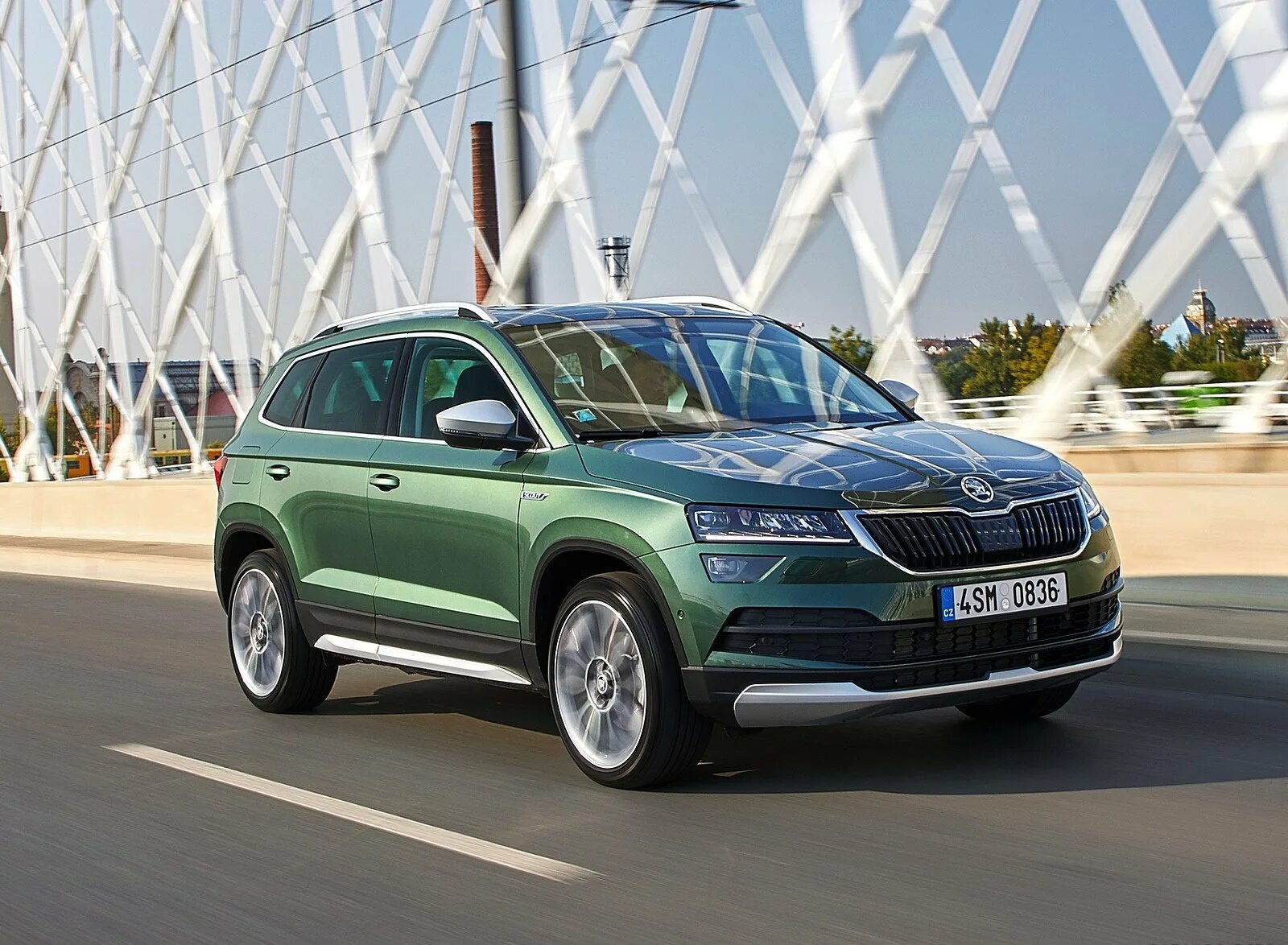 Карок из китая. Škoda karoq кроссовер. шкода карок скаут 2025. шкода кроссовер зеленый.