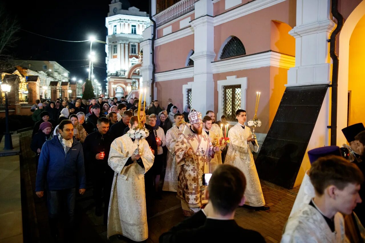 Служба в свято троицком храме. Пасхальное богослужение в Свято Троицком храме в Саратове 2023.