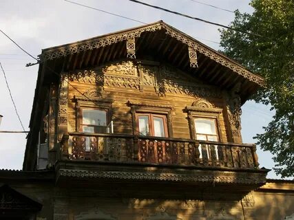 Впереди виднелся деревянный дом с мезонином