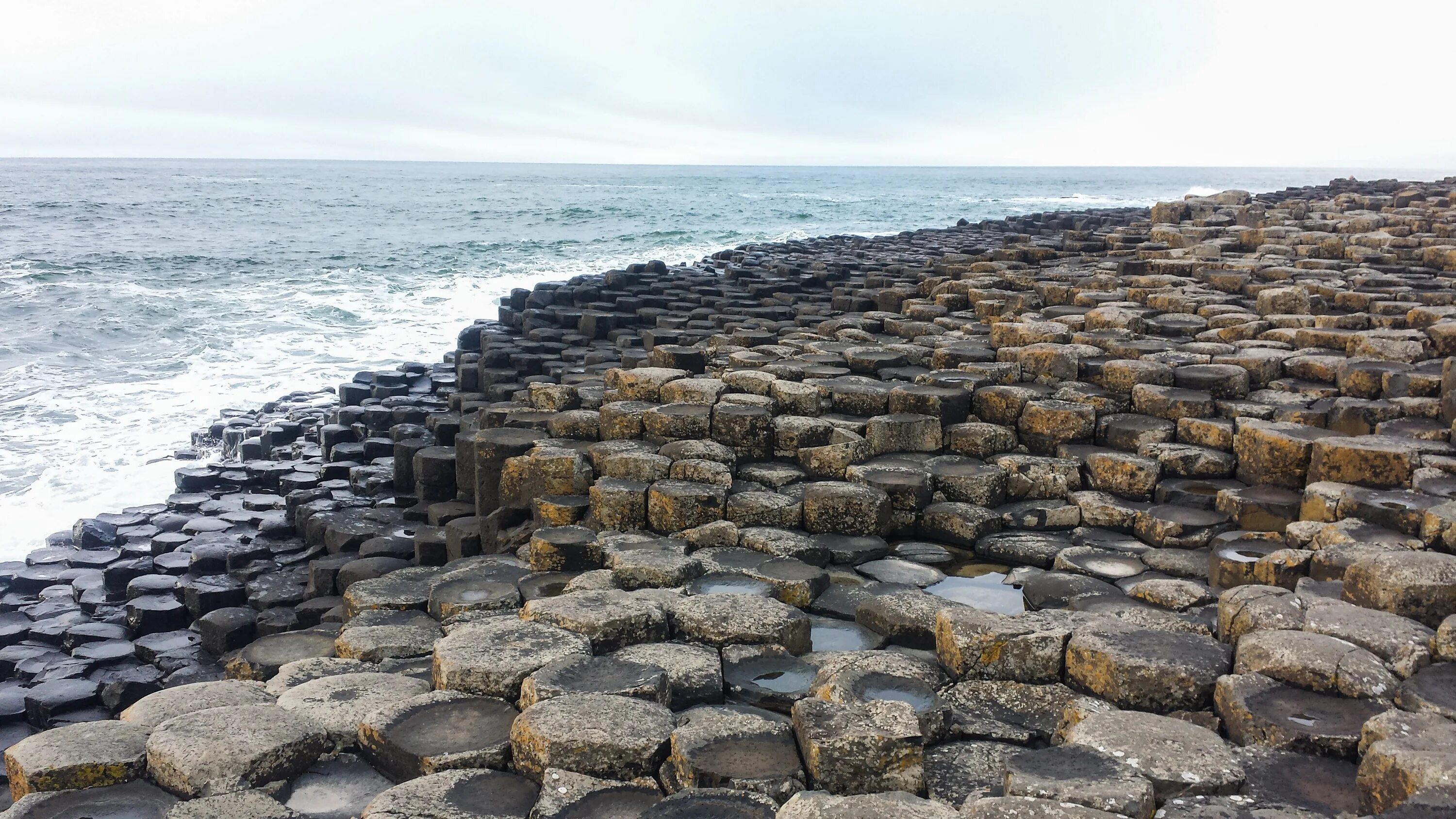 Stone placing. Дорога гигантов Северная Ирландия. Мостовая гигантов Ирландия. Базальтовые колонны, Северная Ирландия. Дорога гигантов ЮНЕСКО.