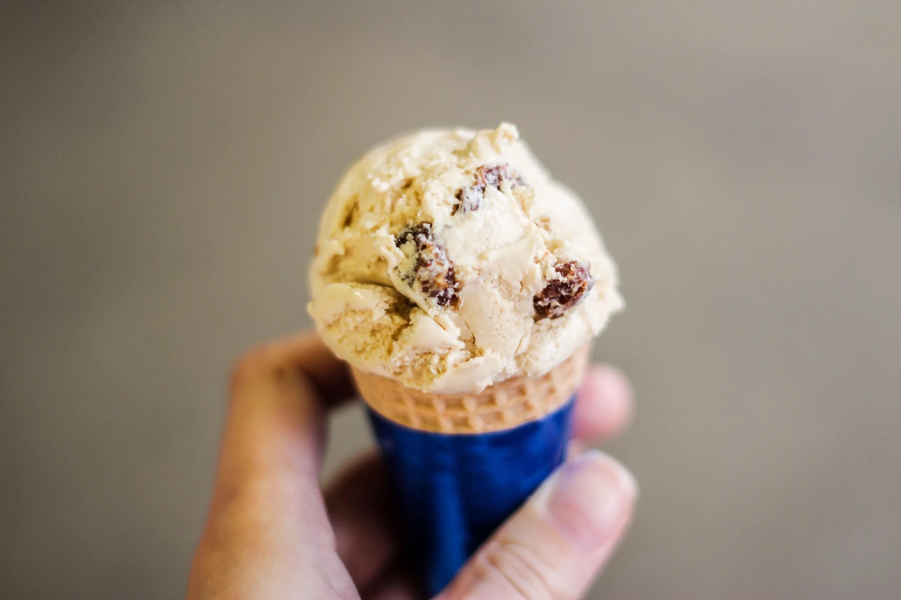 Толстое мороженое. Мороженое вафельный стакан. Кузя пломбир. Мороженое Яттис Ингман. Пломбир в рожке с шоколадной крошкой.