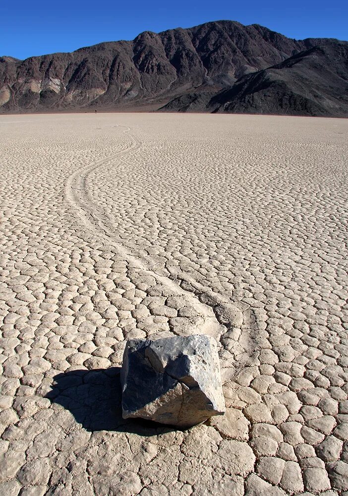 рейстрек-плайя сша камни. озеро рейстрек-плайя в калифорнии. озеро рейстрэк-плайя долина смерти. камень ходит. движущиеся камни в долине смерти (о.