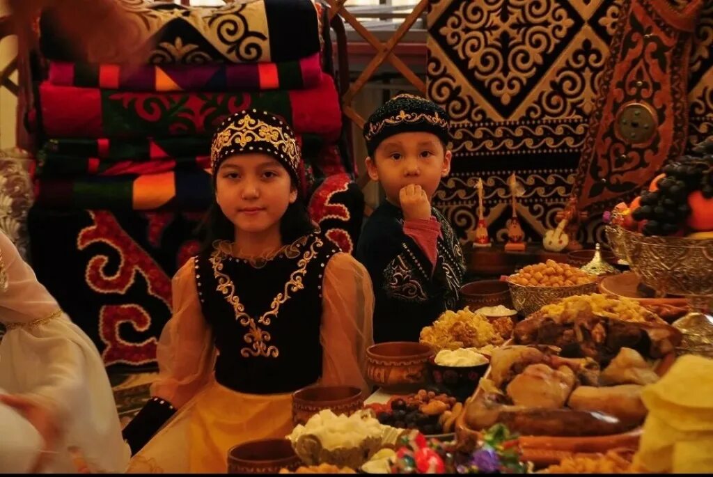 Сценарий 22 наурыз кіші топ. Казахские традиции. Казахские традиции для детей. Наурыз бата. Праздник дастархан в Казахстане.